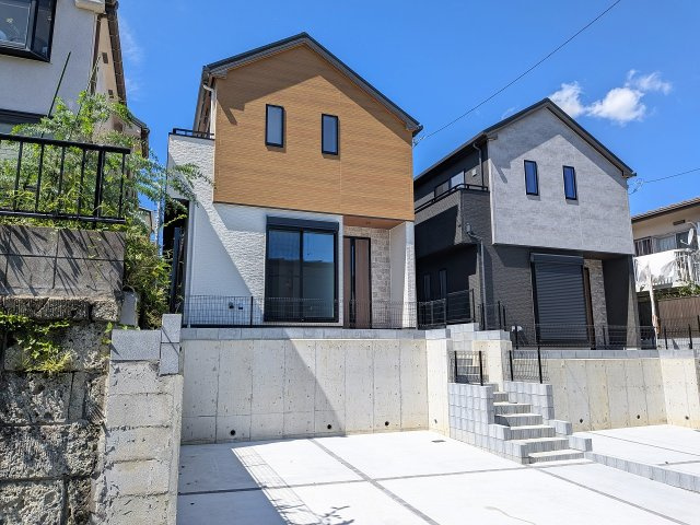 八王子市　丸山町　新築一戸建ての外観|～小宮駅徒歩26分　並列2台駐車可能カースペース付き　6ｍ道路につき駐車もしやすいです～