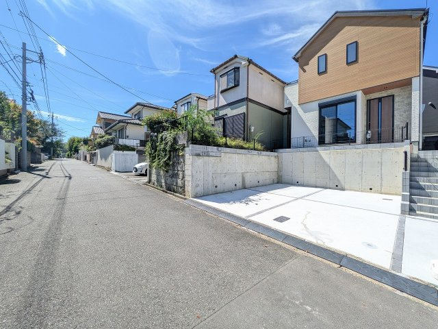 八王子市　丸山町　新築一戸建ての前面道路含む現地写真|～東側6ｍ公道に面しています～