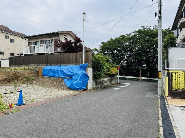 八王子市　丸山町　建築条件なし売地　の前面道路含む現地写真|～お好みのハウスメーカーや工務店で建築可能！建築条件はございません～