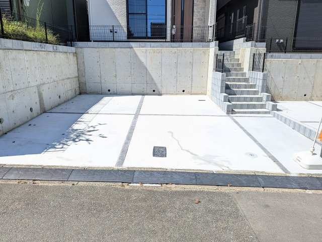 八王子市　丸山町　新築一戸建ての駐車場|～並列2台駐車可能カースペース～