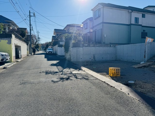 八王子市　丸山町　建築条件付き売地　の前面道路含む現地写真|～東側6ｍ公道に面しています～