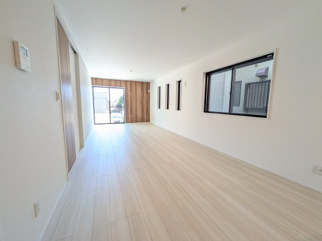 八王子市　丸山町　新築一戸建ての居間・リビング|～19.0帖の明るいLDKで、家族団欒の時間をお過ごしいただけます～