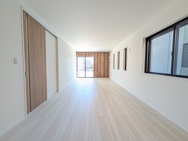八王子市　丸山町　新築一戸建ての居間・リビング|～19.0帖の明るいLDKで、家族団欒の時間をお過ごしいただけます～