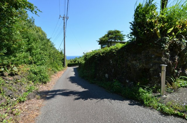 【前面道路含む現地写真】 | 伊東市富戸　売地