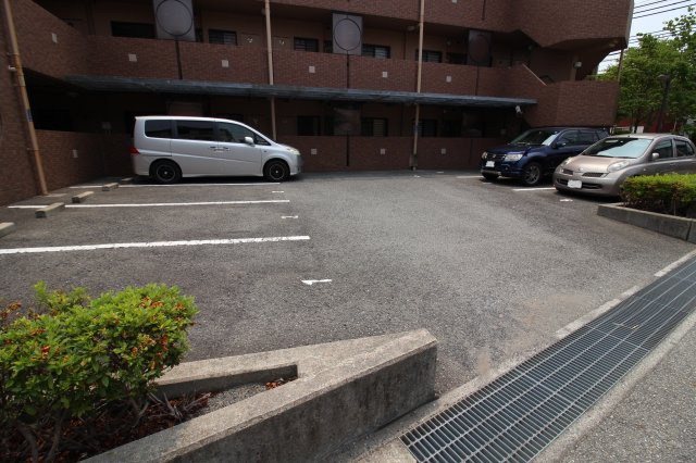 プラザハイツ二ツ屋B棟のエントランス