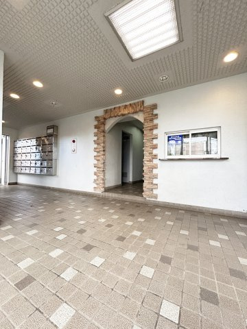 ヴィラスリースターツルハマのエントランス