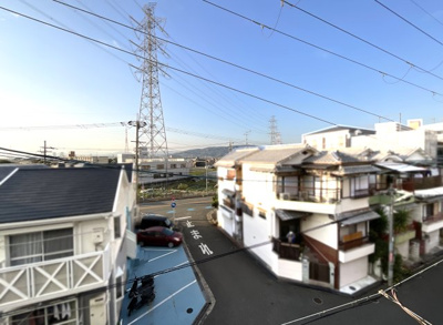 【展望】 | 枚方市牧野阪1丁目　新築戸建 | ショッピングモール《くずはモール》混雑していない時であれば、車で約10分以内です。映画やショッピング、外食が気軽に楽しめます。内科クリニック《ふしたにクリニック》が徒歩2分、安心して日々暮らせますね。