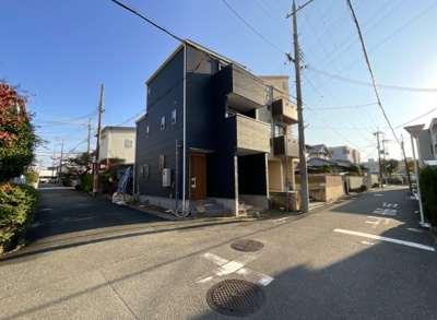 【前面道路含む現地写真】 | 枚方市牧野阪1丁目　新築戸建 | 前道はどちらも約5.0ｍあり、交通量の少ない閑静な住宅街ですので、車の運転が苦手な方でもゆっくり落ち着いて駐車して頂けます。