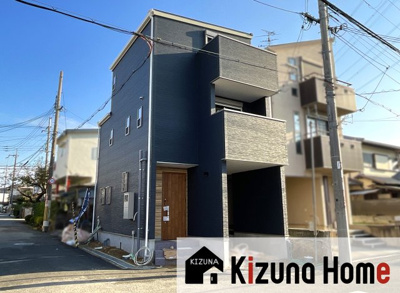 【前面道路含む現地写真】 | 枚方市牧野阪1丁目　新築戸建 | 《角地》で開放的なポジション！3LDKの新築一戸建てが間もなく完成！京阪本線『牧野駅』より徒歩4分の好立地で、電車通勤・通学の方には納得のマイホームです。