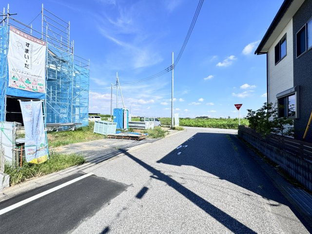 新築　伊勢崎市境伊与久23-1期　LIGNAGE　4号棟の前面道路含む現地写真|南側接道幅員約6ｍ