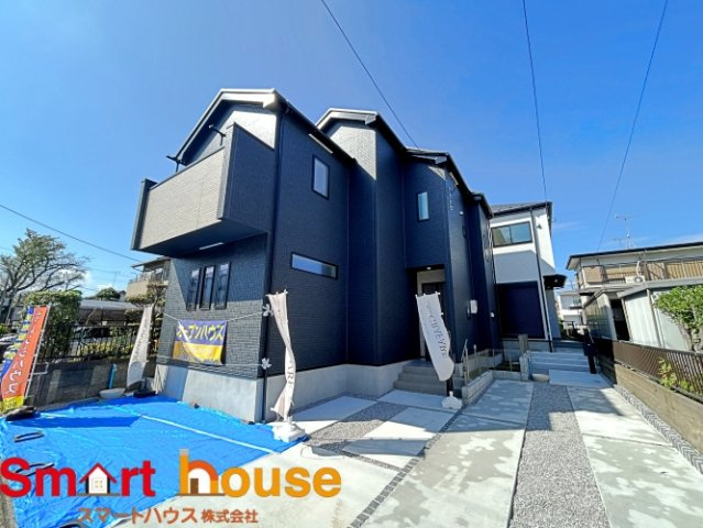 厚木市山際　最終1棟の前面道路含む現地写真|お住まいの前面道路が広いと駐車が楽になり、陽当たりも遮られないので明るく居心地の良いお家になります♪
