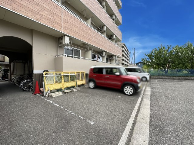 フィットハイム比島の駐車場