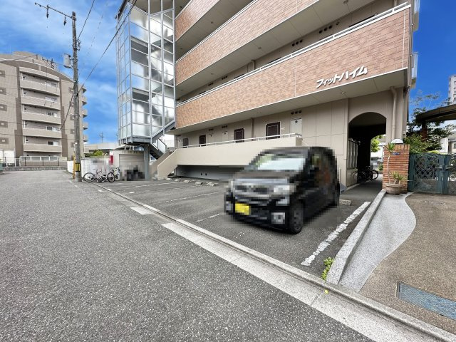 フィットハイム比島の駐車場