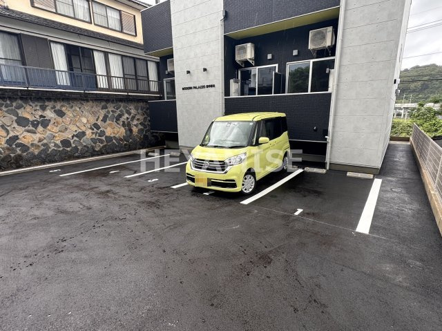 MODERN PALAZZO 諫早駅北の駐車場