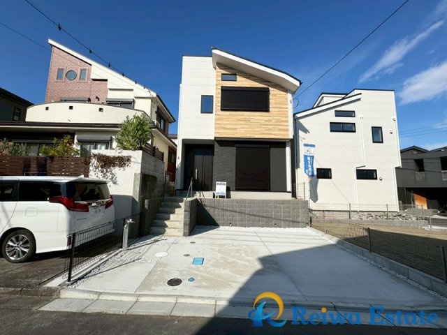 新築戸建　茅ヶ崎市平和町の駐車場|車種により駐車2台可能なカースペース。お子様の自転車やバイクの置場を確保できるゆとりがあります。