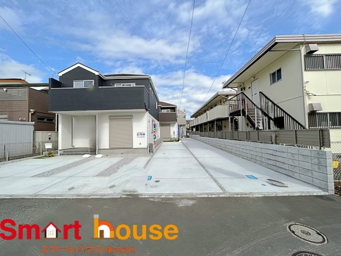 厚木市飯山南　最終2棟！の前面道路含む現地写真|外壁が周囲の街並みと青空に生えるお洒落な仕上がり！周囲には高い建物のないエリア。青い空が大きく感じますね。
