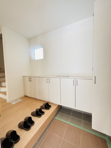 広島市西区庚午中1丁目　新築一戸建て(全9棟)の玄関