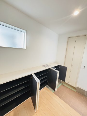 広島市西区庚午中1丁目　新築一戸建て(全9棟)の玄関