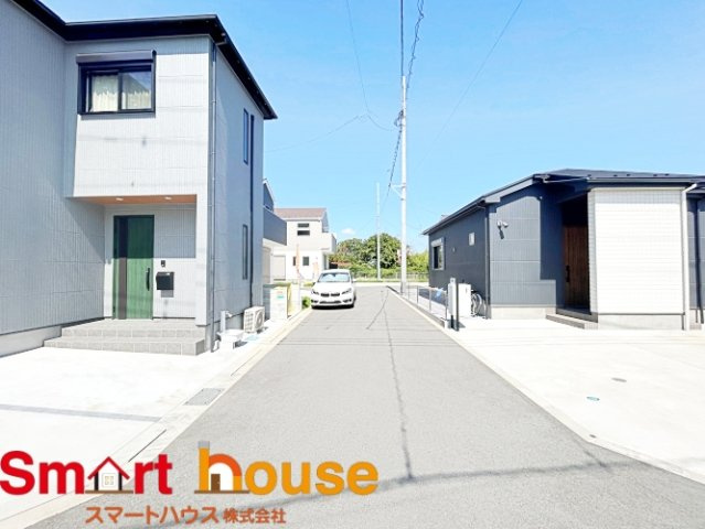 厚木市下川入　新築4棟！の前面道路含む現地写真|お住まいの前面道路が広いと駐車が楽になり、陽当たりも遮られないので明るく居心地の良いお家になります♪
