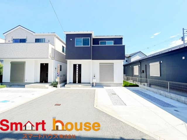 厚木市下川入　新築4棟！の外観|外壁が周囲の街並みと青空に生えるお洒落な仕上がり！周囲には高い建物のないエリア。青い空が大きく感じますね。
