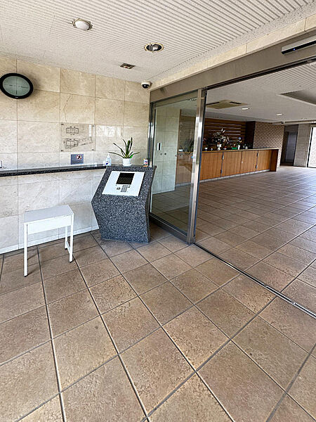 クレステージ吹田のエントランス