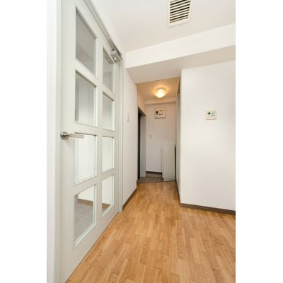 【玄関】 | グランピア朝霞 | 収納もある玄関です