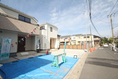 【前面道路含む現地写真】 | 三郷市彦倉1丁目　全3棟　2号棟