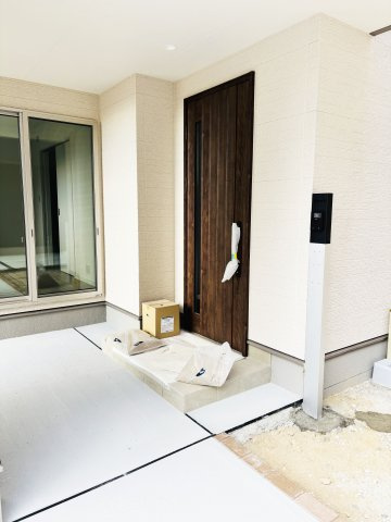 広島市西区庚午中1丁目　新築一戸建て(全9棟)の玄関