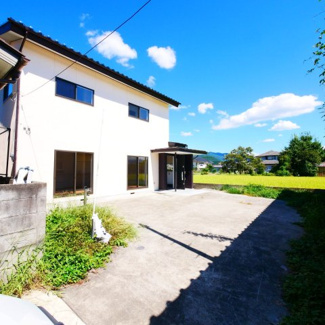 【外観】 | シンプルかつ上品なデザインのリフォーム済み住宅。子供たちが遊べる広々とした庭付き物件です。