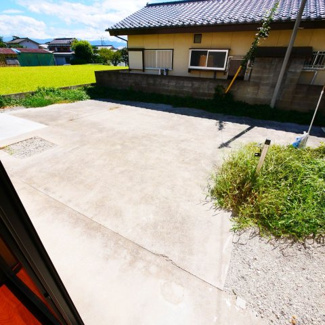 【駐車場】 | 広々とした駐車スペースで、4台以上駐車可能