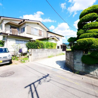 【前面道路含む現地写真】 | 敷地入口　大型車でも前から侵入できる幅がございます。