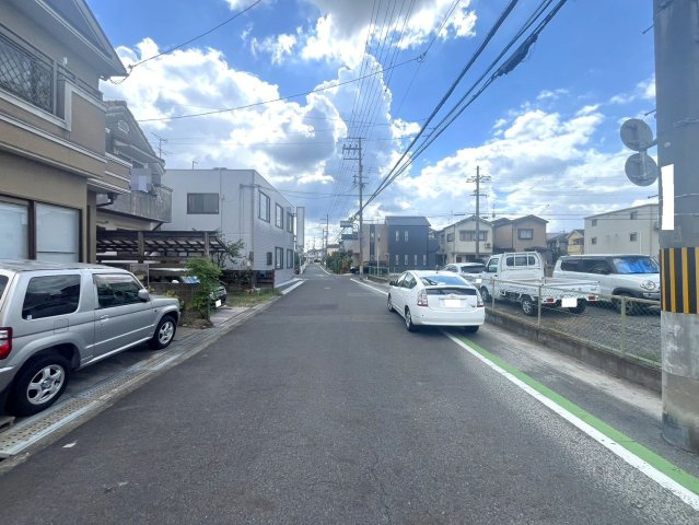 ◆近鉄『富野荘』駅徒歩３分◆エコジョーズ仕様◆並列駐車２台可◆リナージュ城陽枇杷庄鹿背田２４-１期の前面道路含む現地写真|前道(２０２４年９月撮影)