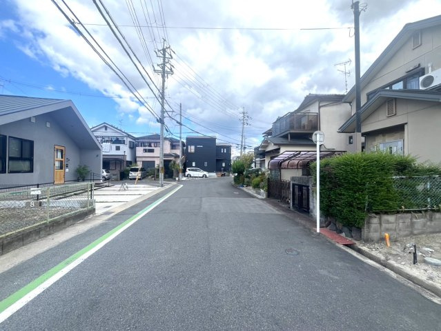 ◆近鉄『富野荘』駅徒歩３分◆エコジョーズ仕様◆並列駐車２台可◆リナージュ城陽枇杷庄鹿背田２４-１期の前面道路含む現地写真|前道(２０２４年９月撮影)