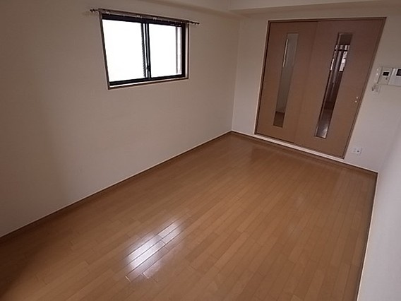 プレサンス新神戸の洋室