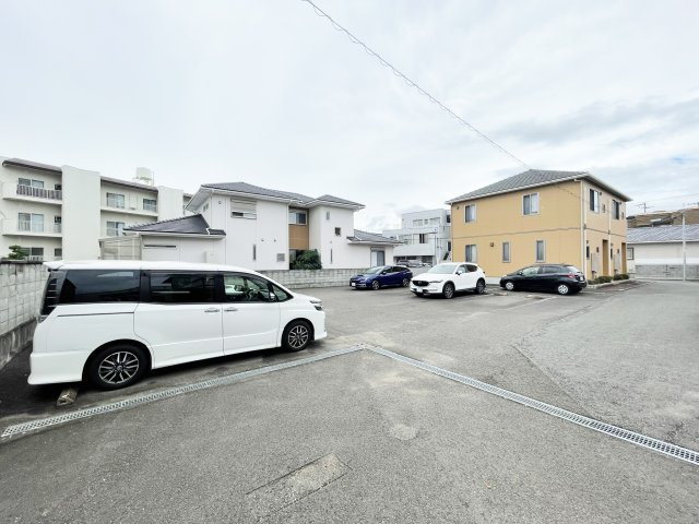 コートクレールⅡ番館の駐車場