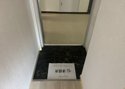 【玄関】 | メゾン・ド・ノア天神町 | 玄関は家の顔でもあり、家族以外の目にも止まる場所です。玄関は外との間を仕切る扉、靴などをしまっておく収納スペース、靴脱ぎのたたきスペース、来客とのやり取りをするドアホンなど複数のアイテムからなります。