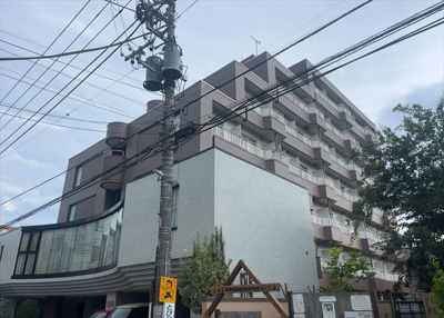 【現況写真】 | メゾン・ド・ノア天神町 | 外観はマンション管理がされているかの目安になります。築年数が古いと、壁面は劣化してひび割れが生じることも！建物が古びていても細かいところが修繕されていると、きちんと管理されているなぁと感じるでしょう。