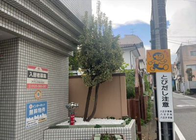 【庭】 | メゾン・ド・ノア天神町 | 物件によっては、入居者が個人的に使用できる専用庭がついているものもあります。また、住宅の中にある土間の部分を庭と呼ぶこともあります。庭の用途は住む人によって変わり、それによってデザインもさまざまです。