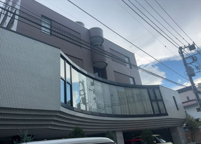 【構造・工法・仕様】 | メゾン・ド・ノア天神町 | ＲＣ造、Reinforced Concreteは直訳すると補強されたコンクリートです。主に柱や梁・床・壁が鉄筋とコンクリートで構成おり、鉄筋を組んだ型枠にコンクリートを流し込んで固めたものを指します。