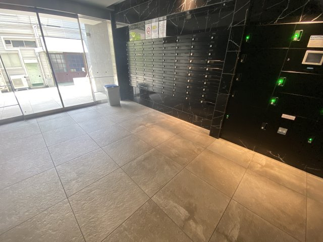 リアライズ小路駅前のロビー