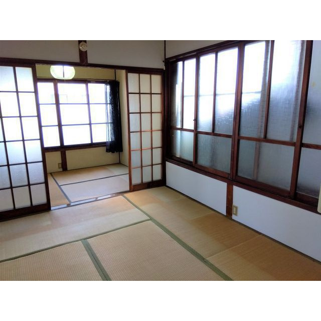 岐阜市加納村松町４丁目のアパートの居間・リビング