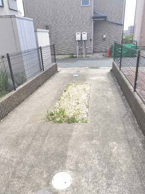 【駐車場】 | 大津町３丁目中古戸建住宅 | カースペース幅員２．５ｍ　３台分駐車可能