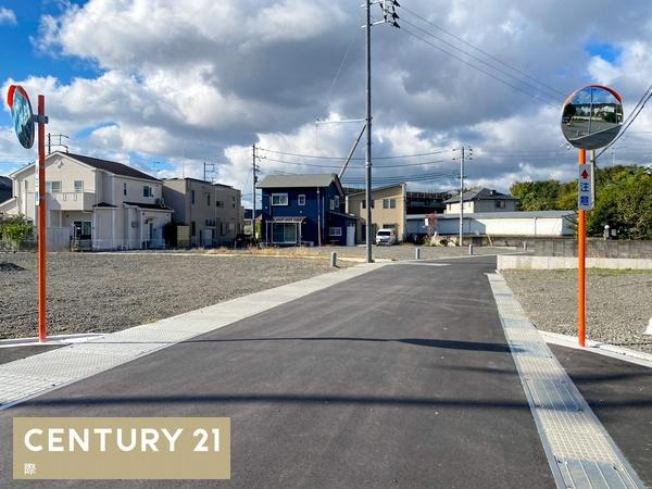 和歌山市府中分譲地　4号地の前面道路含む現地写真|小学校徒歩約１２分！スーパーまで車で約５分！
小さなお子さまがいるご家族がたくさん住んでいるため、子育てには安心の環境です！