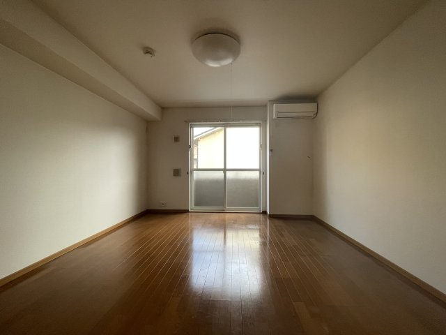 神戸市西区玉津町出合のアパートの居間・リビング