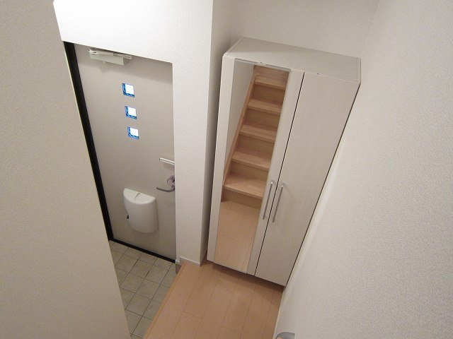 神戸市垂水区大町１丁目のアパートの玄関