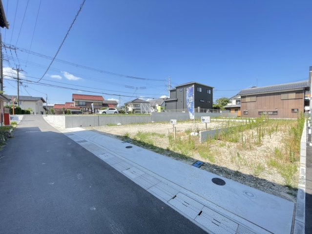 草津市野路町　売土地の前面道路含む現地写真
