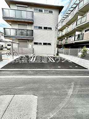 ラ・パーチェ江坂1の駐車場