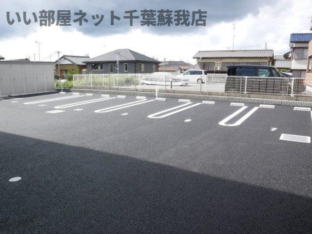 メゾン・ド・ボヌールの駐車場|駐車場があるので、車を買う予定の方も安心です