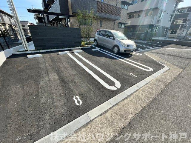 明石市大久保町大窪のアパートの駐車場