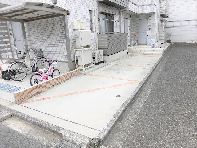 シャトープレジールの駐車場